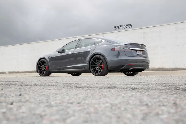Tesla Model S P90D