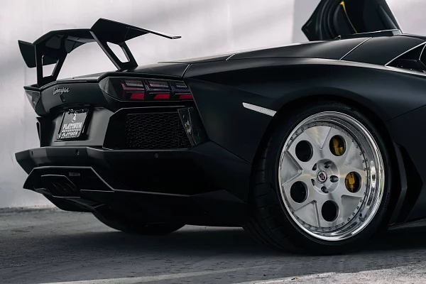 Фото дисков HRE 454 GTM Глянцевый лак на Lamborghini Aventador