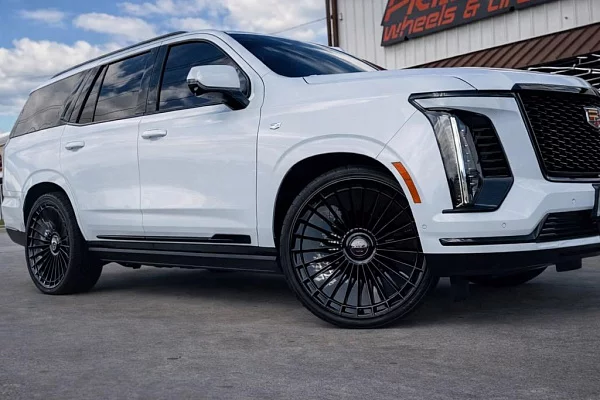 Фото дисков Giovanna Kapletta Черный глянец на Cadillac Escalade V