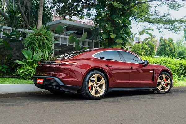 Фото дисков HRE 522M Сатиновое золото на Porsche Taycan I