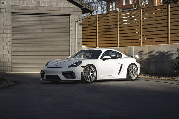Фото дисков Rotiform TUF Серебро на Porsche Cayman III