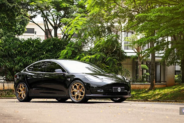Фото дисков HRE S111SC Глянцевое золото на Tesla Model 3
