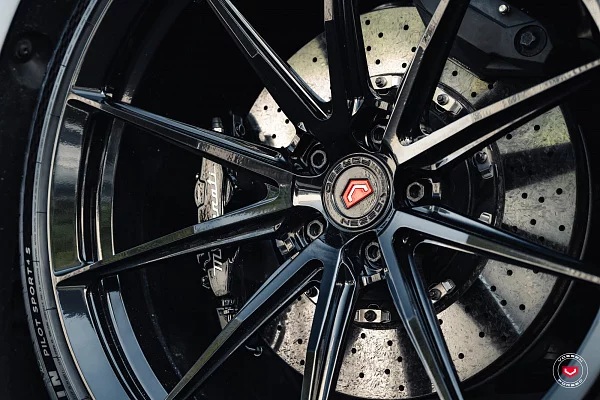 Фото дисков Vossen VPS-1 Черный глянец на Maserati MC20