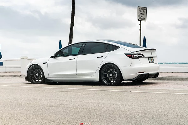 Фото дисков HRE FF21 Черный сатин на Tesla Model 3