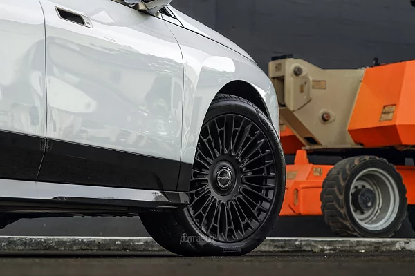 Фото дисков Brixton Forged LX01 Черный сатин на BMW iX