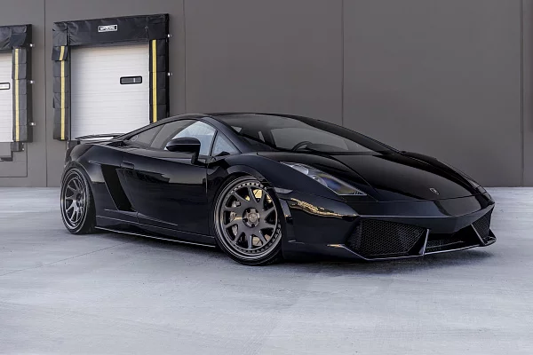 Фото дисков Rotiform OZT Глянцевый графит на Lamborghini Gallardo