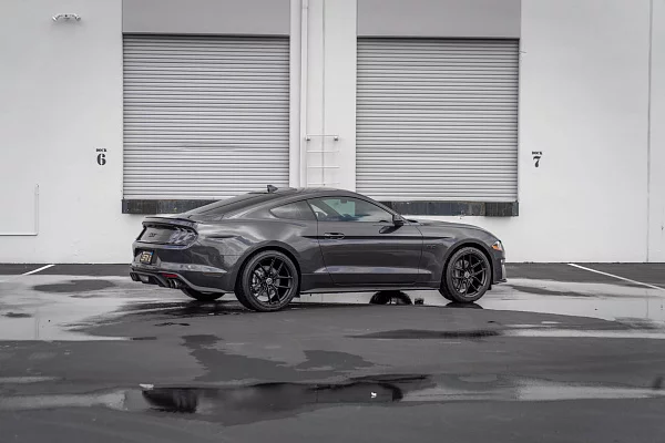 Фото дисков HRE FF21 Глянцевый графит на Ford Mustang VI