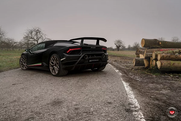 Фото дисков Vossen S17-01 Глянцевое темное золото на Lamborghini Huracan