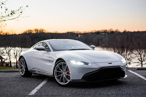 Фото дисков HRE P204 Серебро на Aston Martin Vantage 4