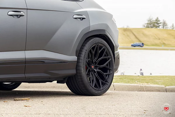 Фото дисков Vossen S17-01 Черный сатин на Lamborghini Urus