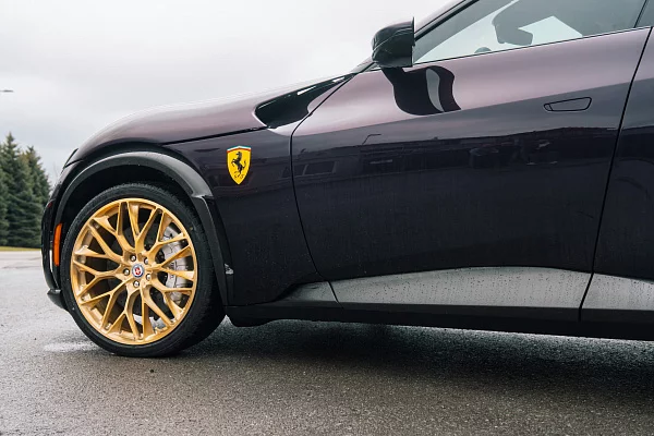 Фото дисков HRE P200 Глянцевое золото на Ferrari Purosangue