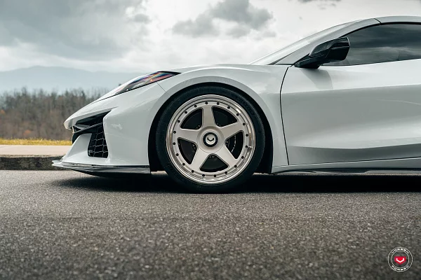 Фото дисков Vossen GEN-01 (3-Piece) Сатиновый лак на Chevrolet Corvette C8