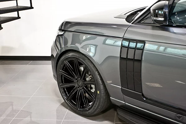 Фото дисков Vossen UV-2 Черный глянец на Range Rover IV