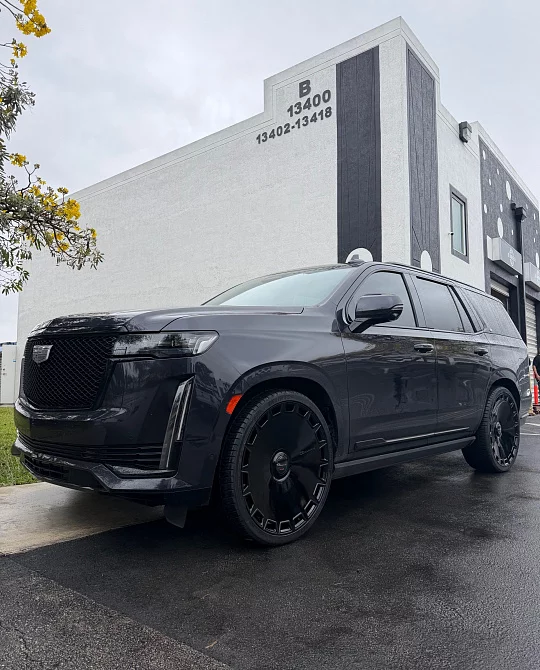 Фото дисков Dicotto Черный глянец на Cadillac Escalade V
