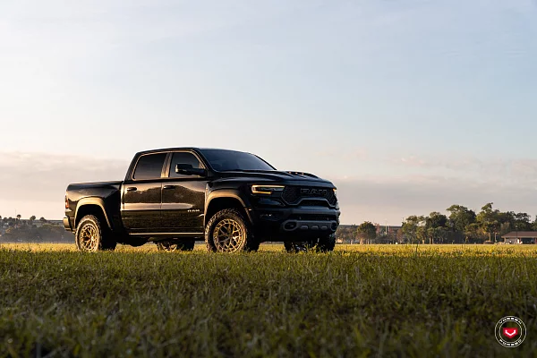 Фото дисков Vossen LC3-01T Глянцевая шампань на Ram 1500 V