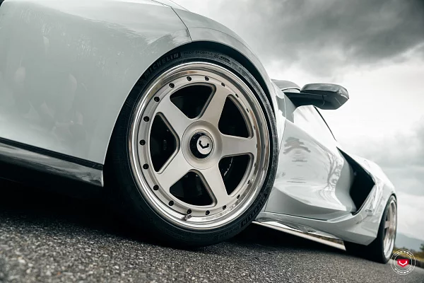 Фото дисков Vossen GEN-01 (3-Piece) Сатиновый лак на Chevrolet Corvette C8