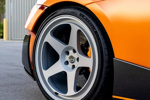 Фото дисков HRE 305 GT Серебро на McLaren 600