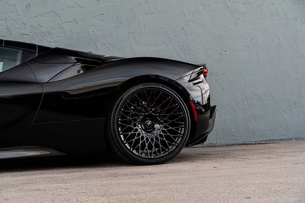 Фото дисков HRE 501M Черный глянец на Ferrari SF90