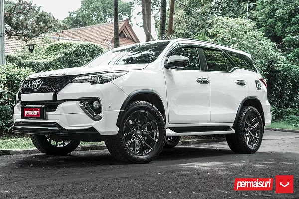 Фото дисков Vossen HF6-4 Черный глянец на Toyota Fortuner II