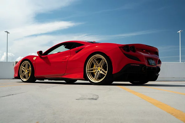 Фото дисков HRE S107SC Глянцевое золото на Ferrari F8