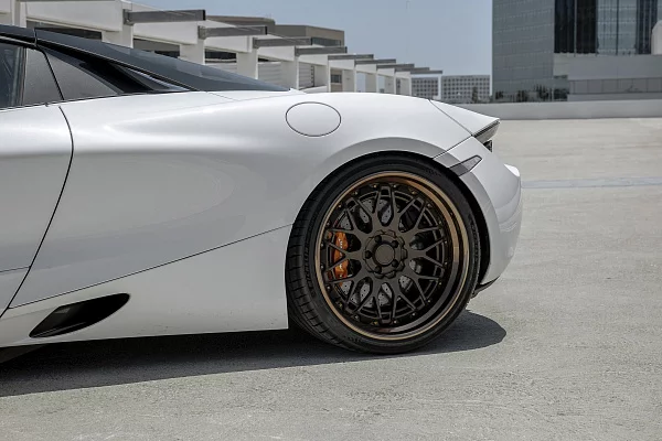 Фото дисков Rotiform LVS-M Черный сатин на McLaren 720S