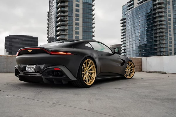 Фото дисков Brixton Forged R11-R Глянцевая шампань на Aston Martin Vantage 4