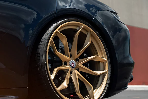 Фото дисков HRE P201 Сатиновое золото на Porsche Panamera II