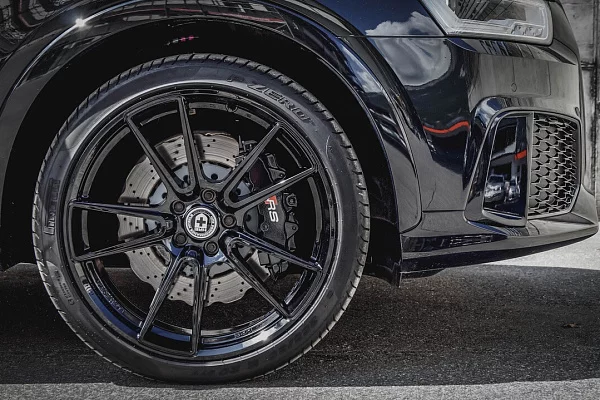 Фото дисков HRE FF04 Черный глянец на Audi Q3 (8U)