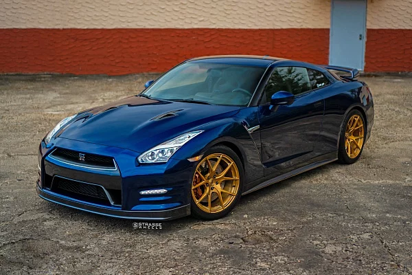 Фото дисков Strasse Wheels SM5R Deep Concave Monoblock Сатиновое золото на Nissan GT-R