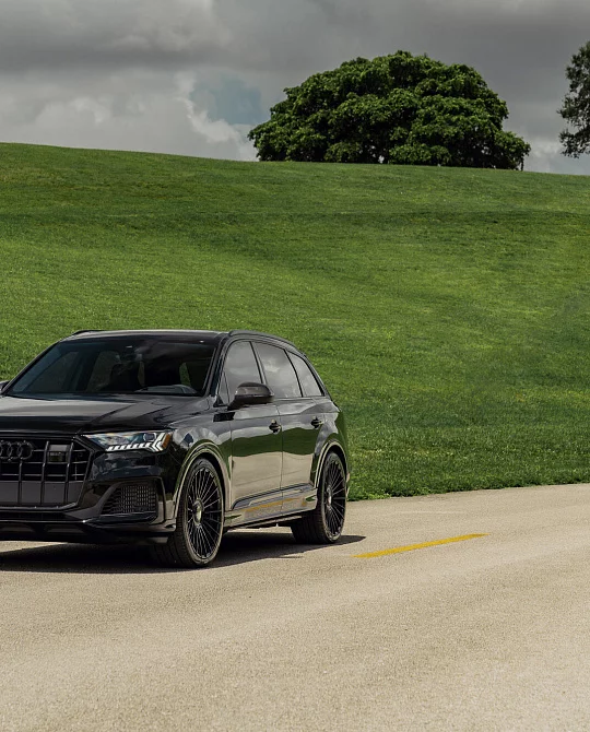 Фото дисков HF-8 Черный глянец на Audi Q7 (4M)