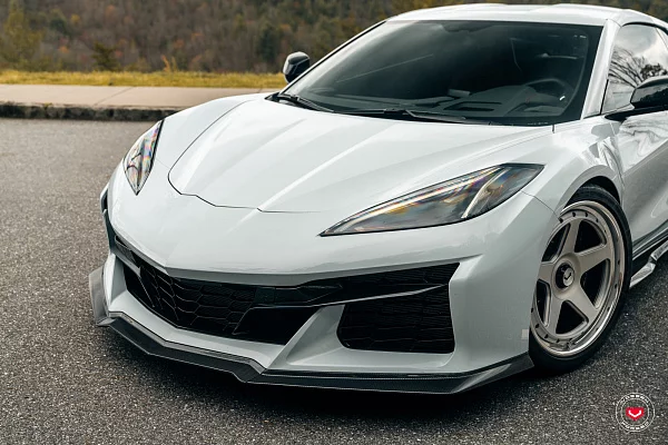Фото дисков Vossen GEN-01 (3-Piece) Сатиновый лак на Chevrolet Corvette C8