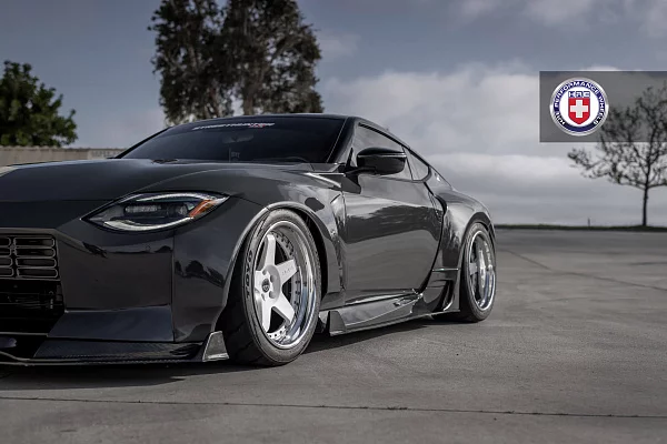 Фото дисков HRE C105 Белый глянец на Nissan Z