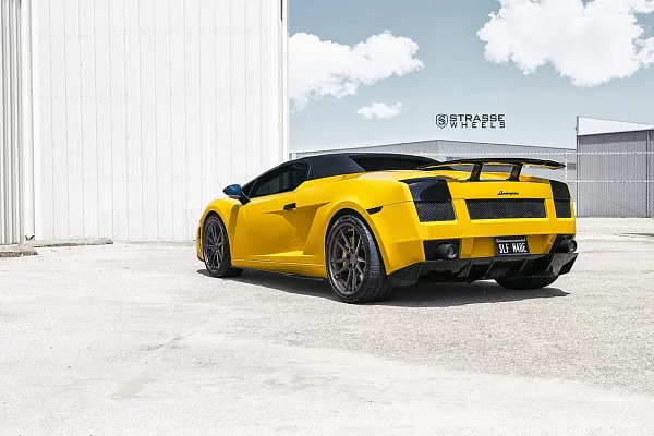 Фото дисков Strasse Wheels SV1 Deep Concave FS Черный глянец на Lamborghini Gallardo