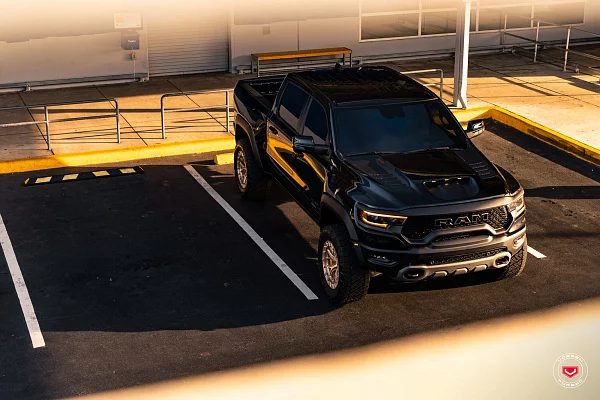Фото дисков Vossen LC3-01T Глянцевая шампань на Ram 1500 V