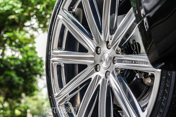 Фото дисков Vossen UV-2 Глянцевый лак на Land Rover Range Rover Velar