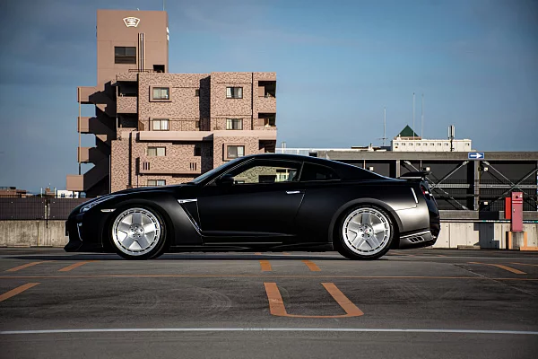 Фото дисков HRE 555 GTM Глянцевый лак на Nissan GT-R