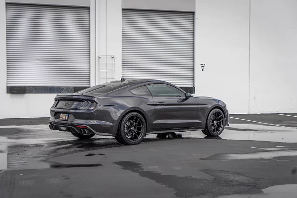 Фото дисков HRE FF21 Глянцевый графит на Ford Mustang VI