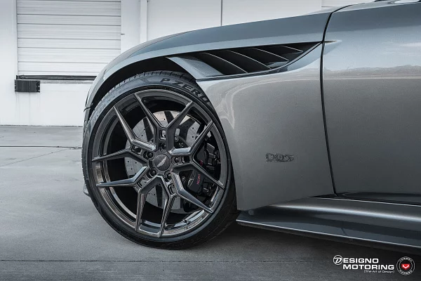 Фото дисков Vossen EVO-4 Глянцевый графит на Aston Martin DBS 3