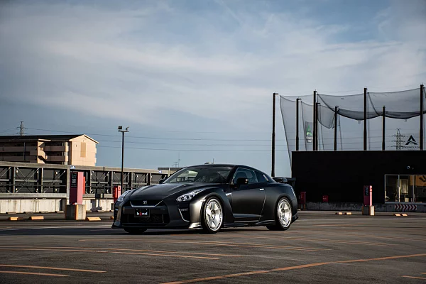 Фото дисков HRE 555 GTM Глянцевый лак на Nissan GT-R