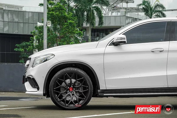 Фото дисков Vossen S17-01 Черный глянец на Mercedes-Benz GLE I