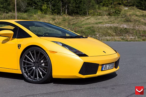 Фото дисков Vossen VFS-2 Глянцевый графит на Lamborghini Gallardo