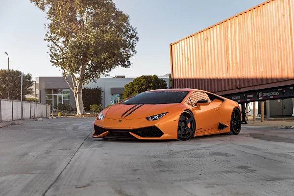 Фото дисков HRE 305M Черный глянец на Lamborghini Huracan