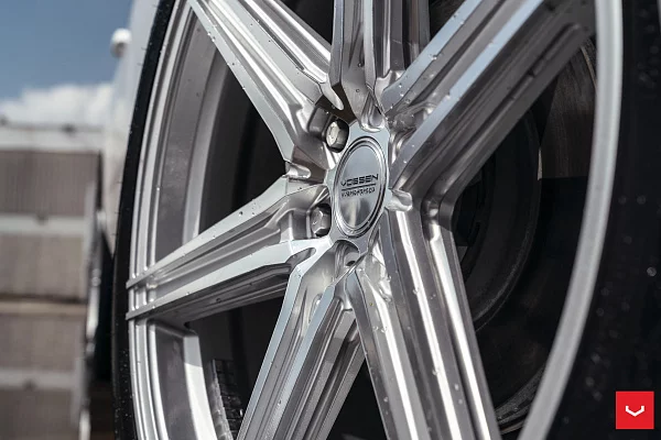 Фото дисков Vossen HF6-2 Серебро на Cadillac Escalade V