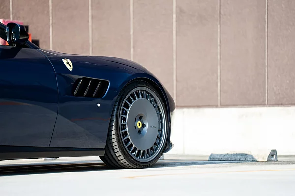 Фото дисков HRE 935M Сатиновый графит на Ferrari FF