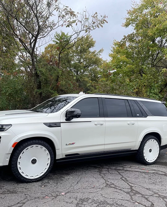 Фото дисков Dicotto Белый сатин на Cadillac Escalade V