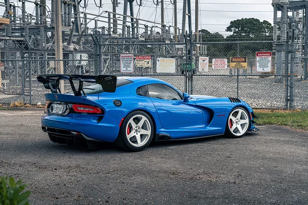 Фото дисков HRE 305M Белый глянец на Dodge Viper