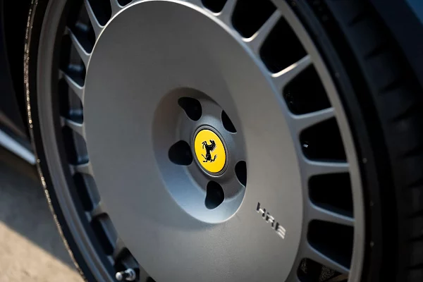 Фото дисков HRE 935M Сатиновый графит на Ferrari FF