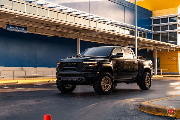 Фото дисков Vossen LC3-01T Глянцевая шампань на Ram 1500 V