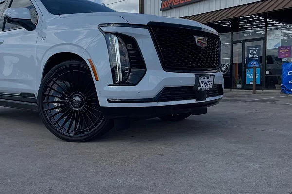 Фото дисков Giovanna Kapletta Черный глянец на Cadillac Escalade V