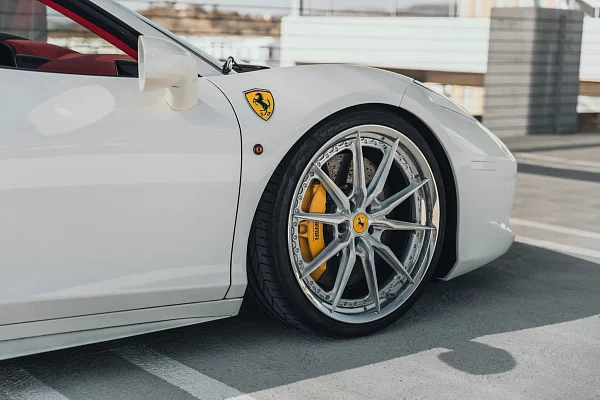 Фото дисков HRE S104SC Глянцевый лак на Ferrari 458